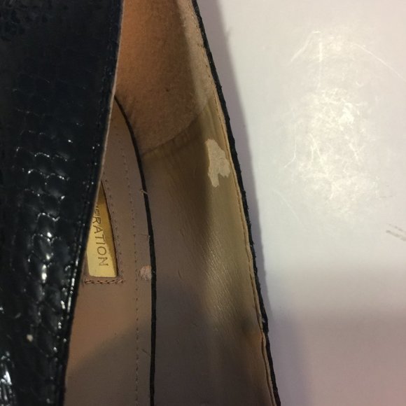 BCBG GENERATION SNAKESKIN PUMPS -NEW WITH TAGS - Picture 4 of 6